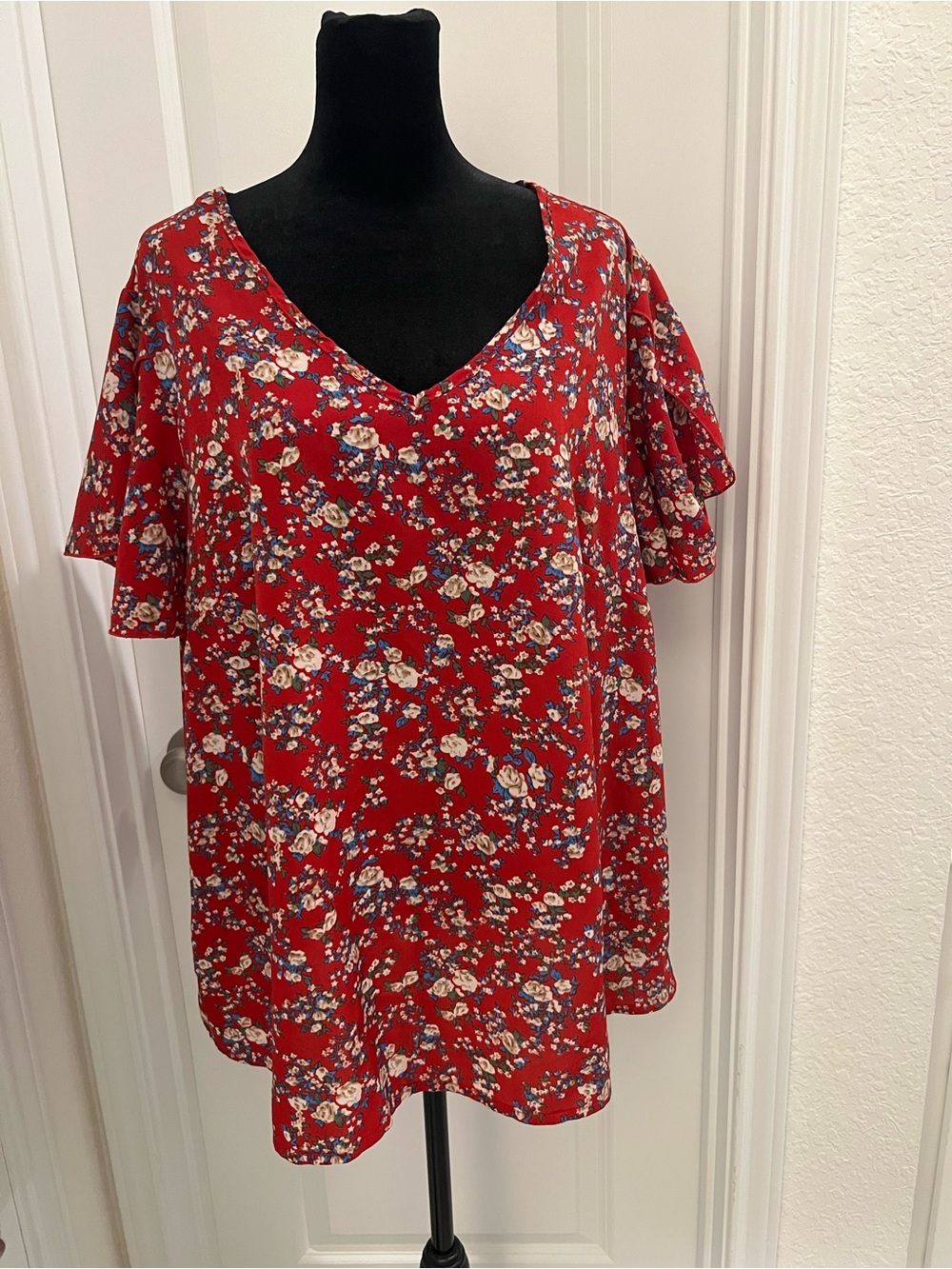 Emery Rose 3XL Red Floral V-Neck Flutter Sleeve Top